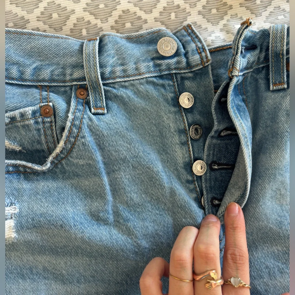 Levi's Blue Jean Shorts High-Waisted Distressed - Picture 5 of 7